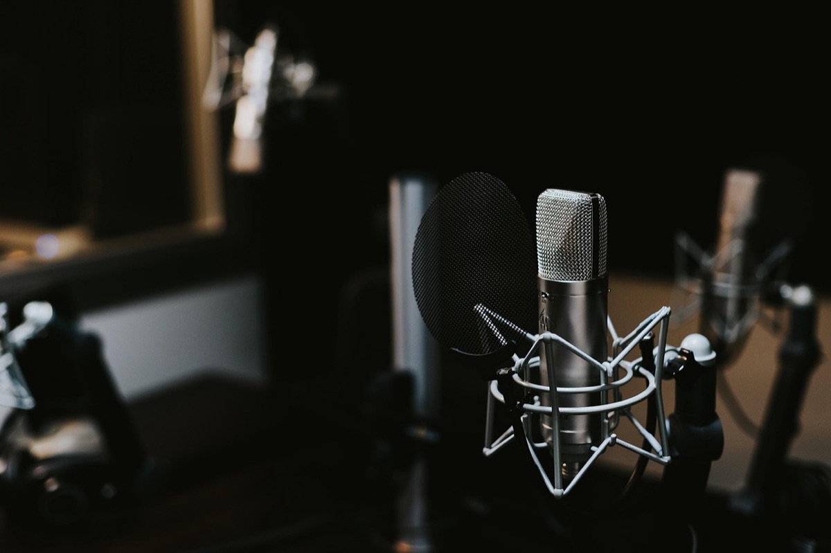 Équipement de studio professionnel pour l'enregistrement musical.