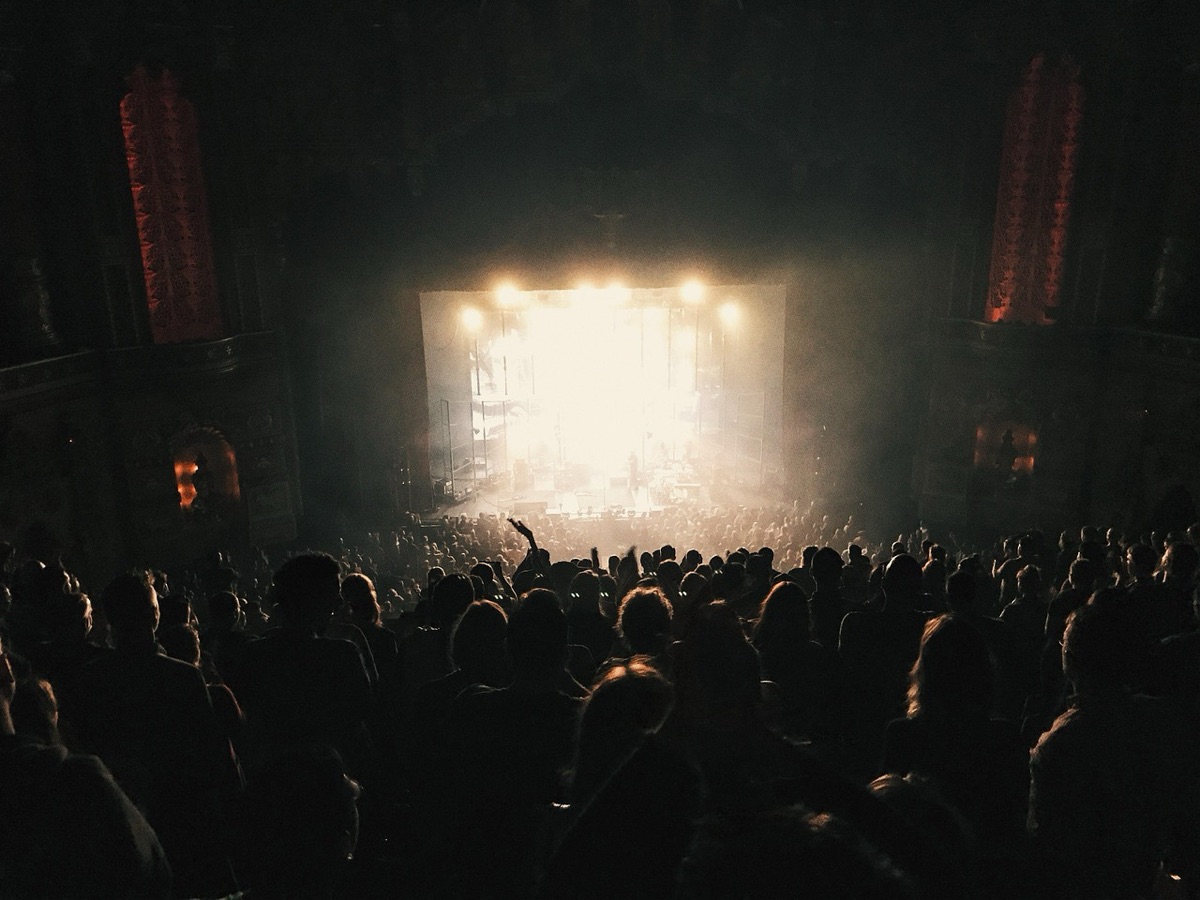 Scène de concert avec un éclairage spectaculaire prêt pour une performance.