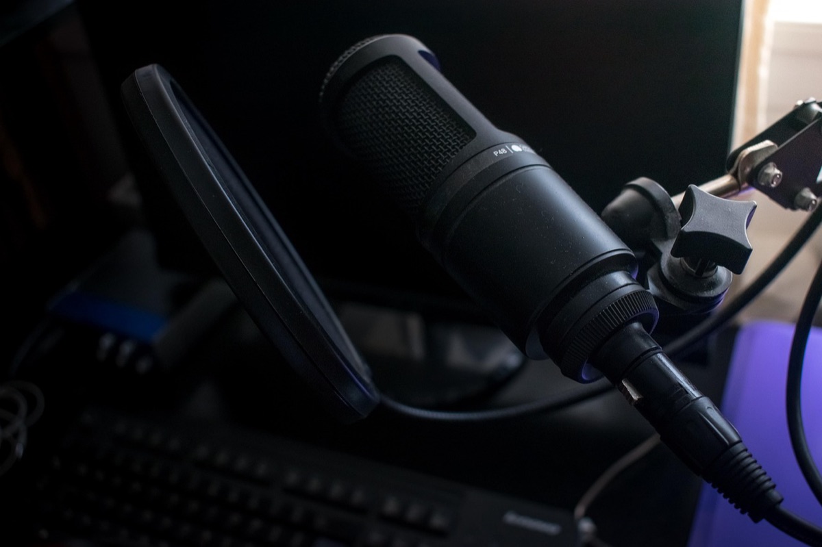 microfono professionale in uno studio di registrazione