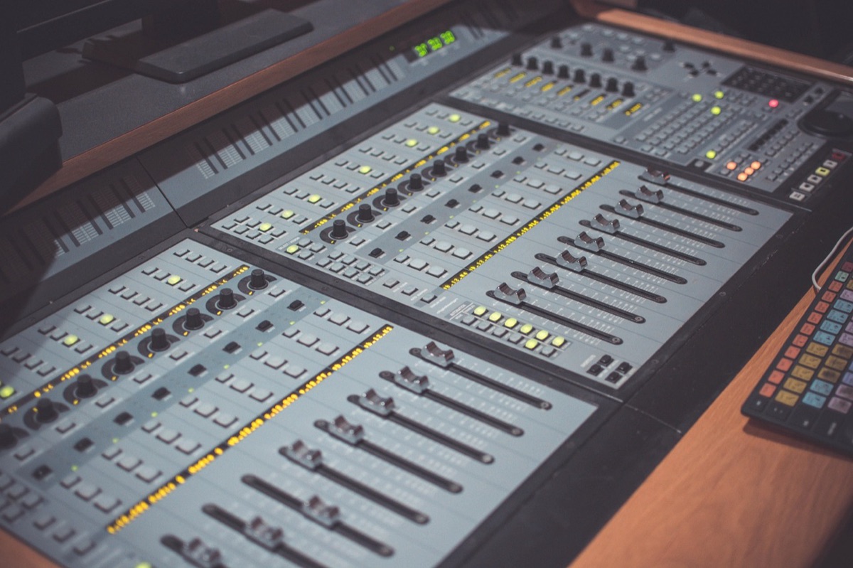 estudio de sonido con equipo digital