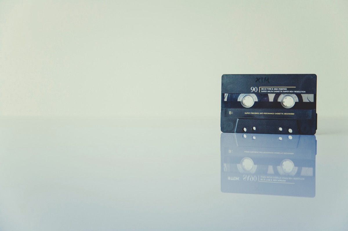 Tocadiscos de vinilo y cintas de casete retro