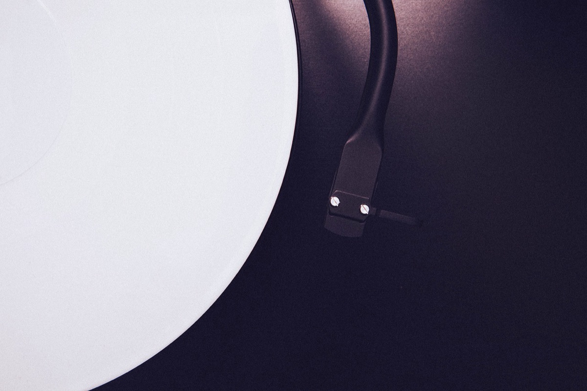 un giradischi vintage che richiama la nostalgia musicale