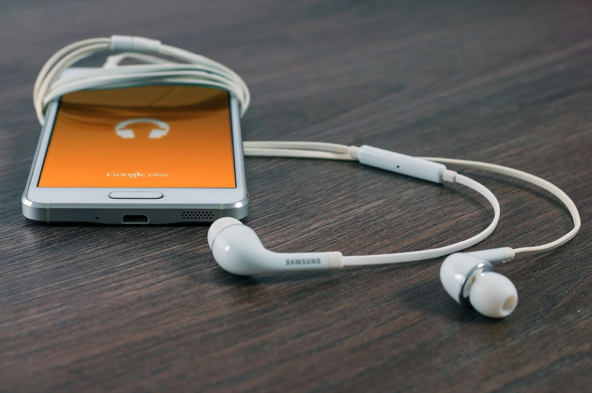 uno smartphone che mostra un'app di streaming musicale moderna