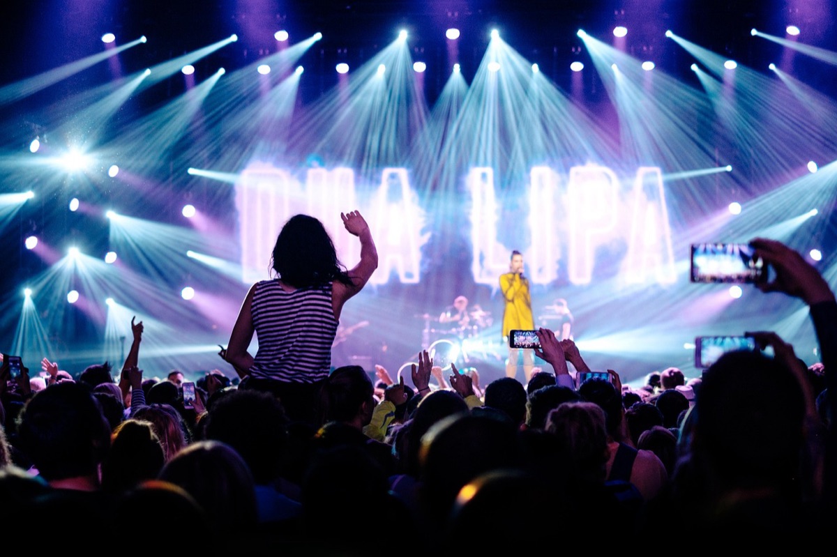 Een spectaculair podium met felle lichten voor een live optreden