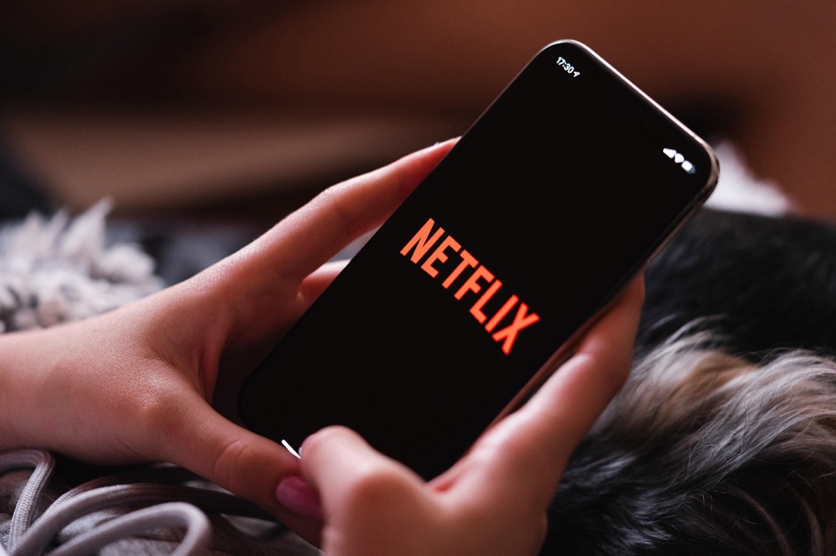 Aplicativo de streaming de música em um smartphone, representando o consumo digital.