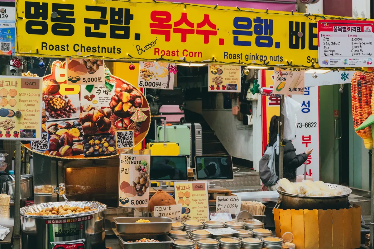 서울, 남한에서 맛보는 한국 스타일의 거리 음식 문화를 보여주는 라오스트 초콜릿과 코ーン을 팔고 있는 거리 시장 패대.