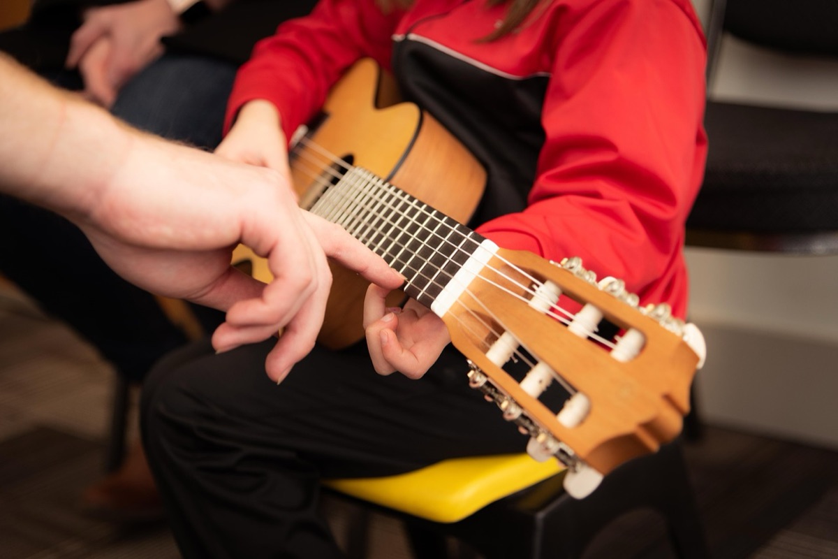 Chitarra acustica vintage sullo sfondo