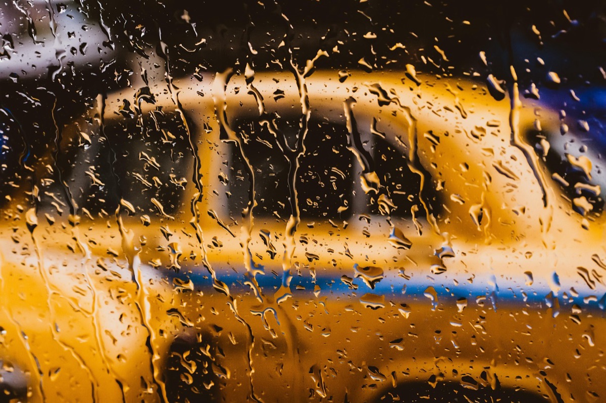 雨の窓からのぼやけた景色