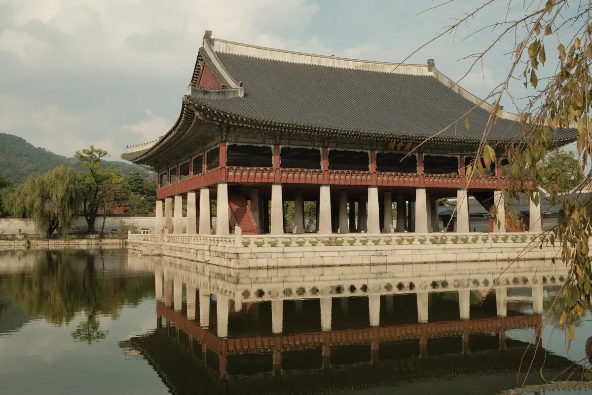伝統的な韓国の建築が水のうつりに映っている景寧宮、ソウル。