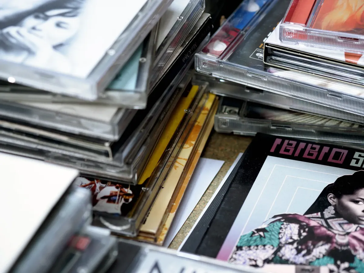 추두르된 음악 CD 스택과 레트로 앨범 케이스, 명확한 케이스, 선택적 초점을 가진 특징.