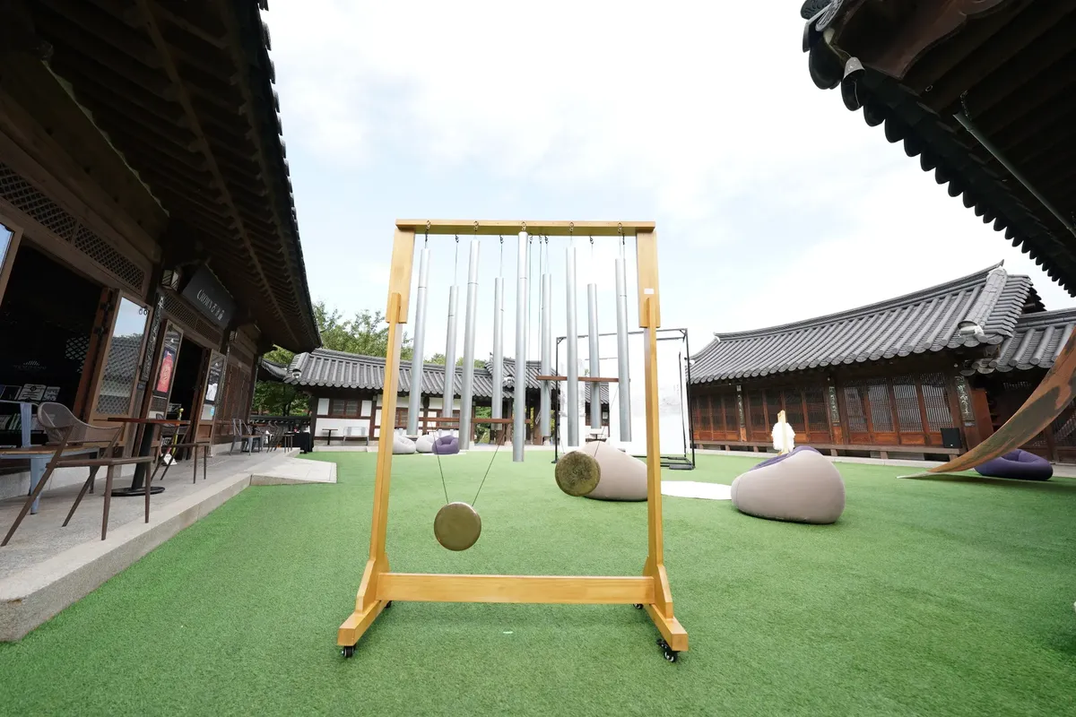 안정된 전통 한국 정원으로, 악기들이 전시되어 있으며, 문화 체험에 이상적인 장소입니다.