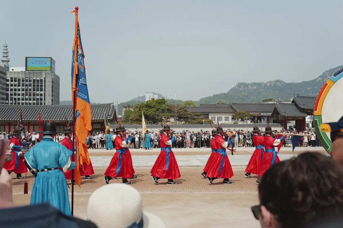 ソウル、韓国での宮廷での活気に満ちた伝統的な守り番式典の様子。