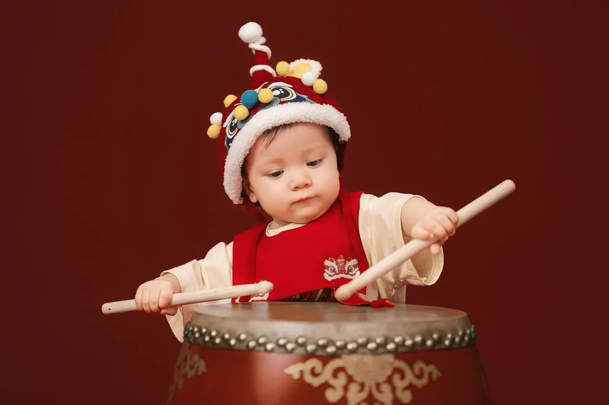 テト、赤ちゃん、ドラム、伝統的な衣装、中国テーマ、アジアの子供、赤、綿帽子、子供、幸せ、祝祭、ポンポン、乳児、祭り、数値パターン、アス